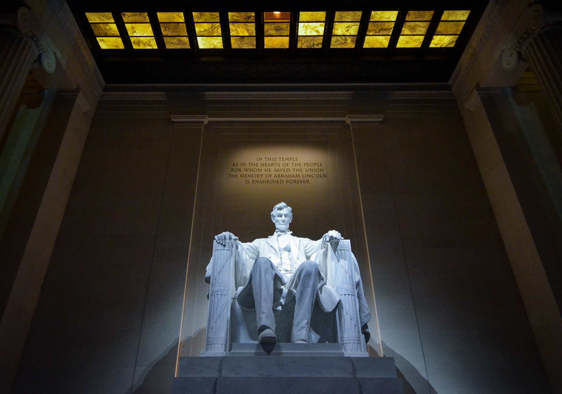 Lincoln memorial at night