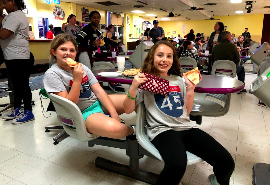 Students with pizza and bowling in Tallahassee